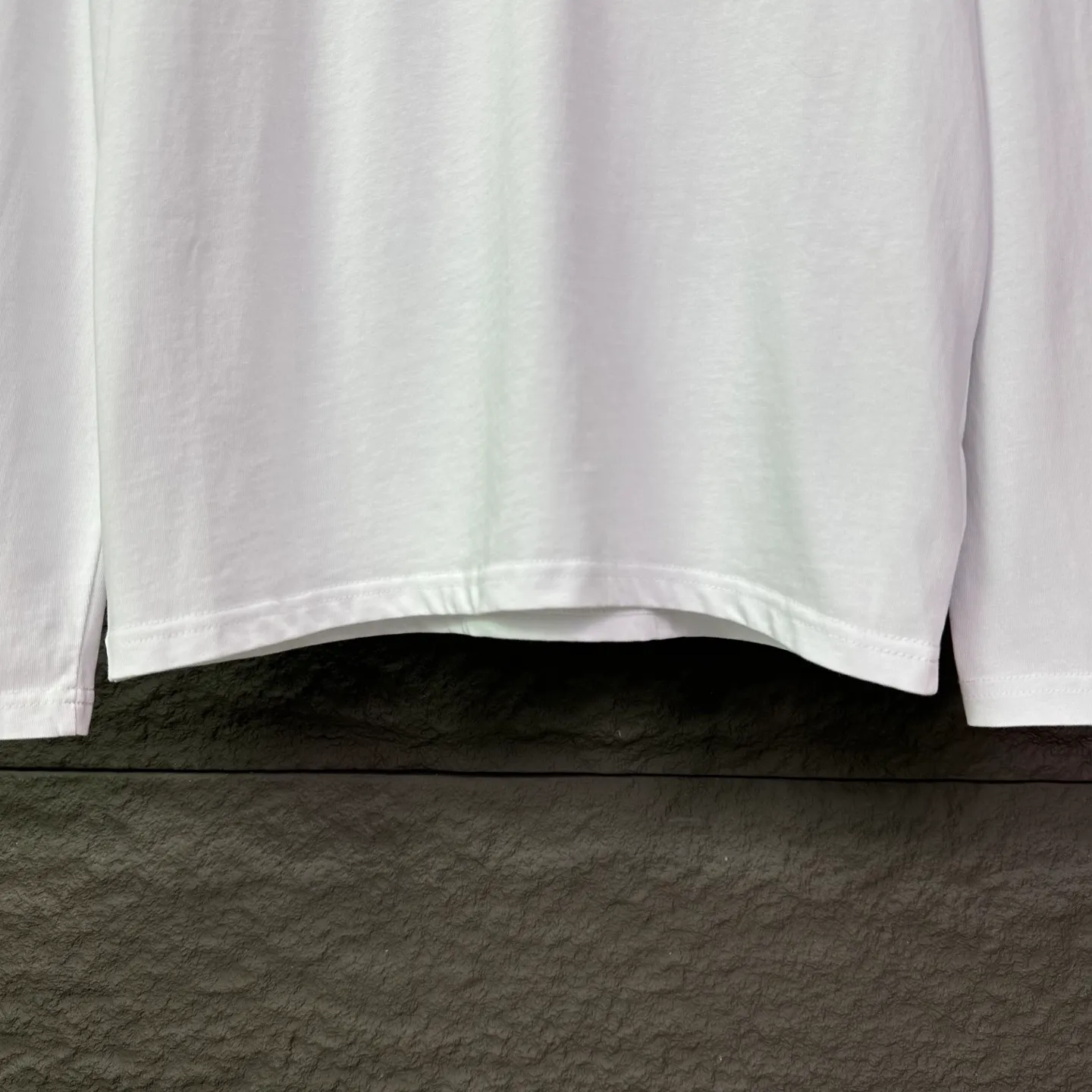 P180 Ralph Lauren 2025 new classic embroidered logo couple's style long-sleeved T-shirt 🔥High version🔥High version🔥 Original fabric Digital direct printing technology Same style as Internet celebrity star High version High quality😘😘 The fabric is made of 280g pure cotton fabric. It feels super comfortable, fashionable and individual. A long-sleeved T-shirt that is super versatile and good-looking. It is very suitable for both men and women. It is a must-have for everyone. Packaging and tags Collar label washed wheat complete 👍 Color: White Size: S-XL